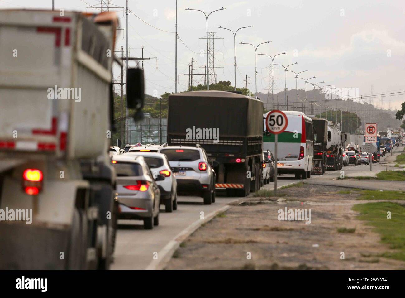 Recife, Brasilien. März 2024. PE - RECIFE - 03/28/2024 - VERKEHRSBEWEGUNG - an diesem Donnerstag (28), starker Verkehr zu Beginn der BR-232, in der Nähe des Curado-Viertels, Westzone von Recife (PE), der Hauptzugangsstraße ins Innere von Pernambuco. Foto: Rafael Vieira/AGIF (Foto: Rafael Vieira/AGIF/SIPA USA) Credit: SIPA USA/Alamy Live News Stockfoto