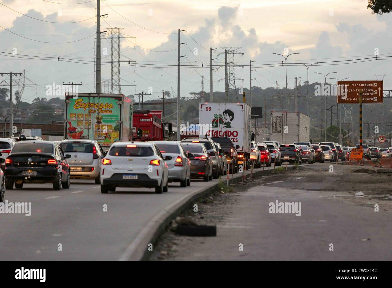 Recife, Brasilien. März 2024. PE - RECIFE - 03/28/2024 - VERKEHRSBEWEGUNG - an diesem Donnerstag (28), starker Verkehr zu Beginn der BR-232, in der Nähe des Curado-Viertels, Westzone von Recife (PE), der Hauptzugangsstraße ins Innere von Pernambuco. Foto: Rafael Vieira/AGIF (Foto: Rafael Vieira/AGIF/SIPA USA) Credit: SIPA USA/Alamy Live News Stockfoto