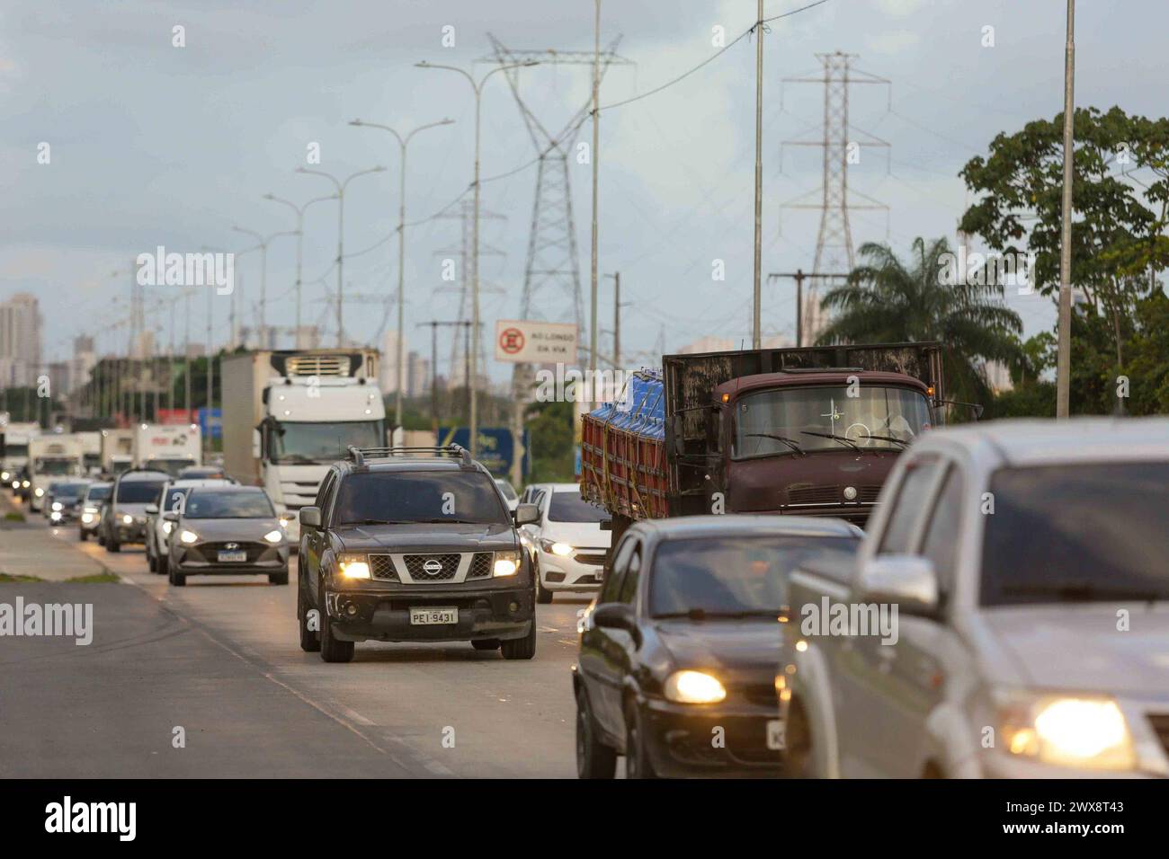 Recife, Brasilien. März 2024. PE - RECIFE - 03/28/2024 - VERKEHRSBEWEGUNG - an diesem Donnerstag (28), starker Verkehr zu Beginn der BR-232, in der Nähe des Curado-Viertels, Westzone von Recife (PE), der Hauptzugangsstraße ins Innere von Pernambuco. Foto: Rafael Vieira/AGIF (Foto: Rafael Vieira/AGIF/SIPA USA) Credit: SIPA USA/Alamy Live News Stockfoto