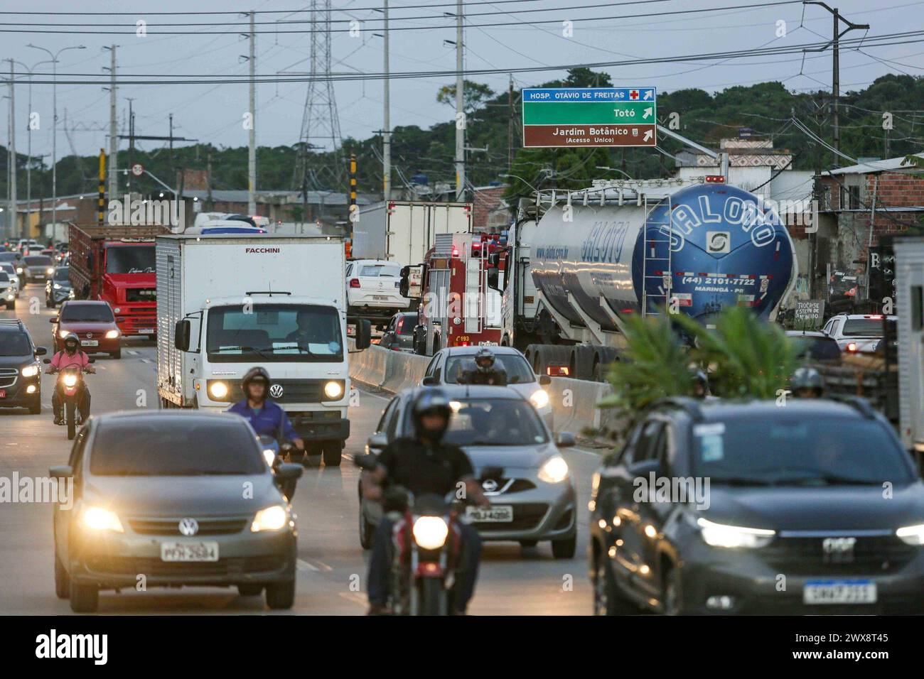 Recife, Brasilien. März 2024. PE - RECIFE - 03/28/2024 - VERKEHRSBEWEGUNG - an diesem Donnerstag (28), starker Verkehr zu Beginn der BR-232, in der Nähe des Curado-Viertels, Westzone von Recife (PE), der Hauptzugangsstraße ins Innere von Pernambuco. Foto: Rafael Vieira/AGIF (Foto: Rafael Vieira/AGIF/SIPA USA) Credit: SIPA USA/Alamy Live News Stockfoto