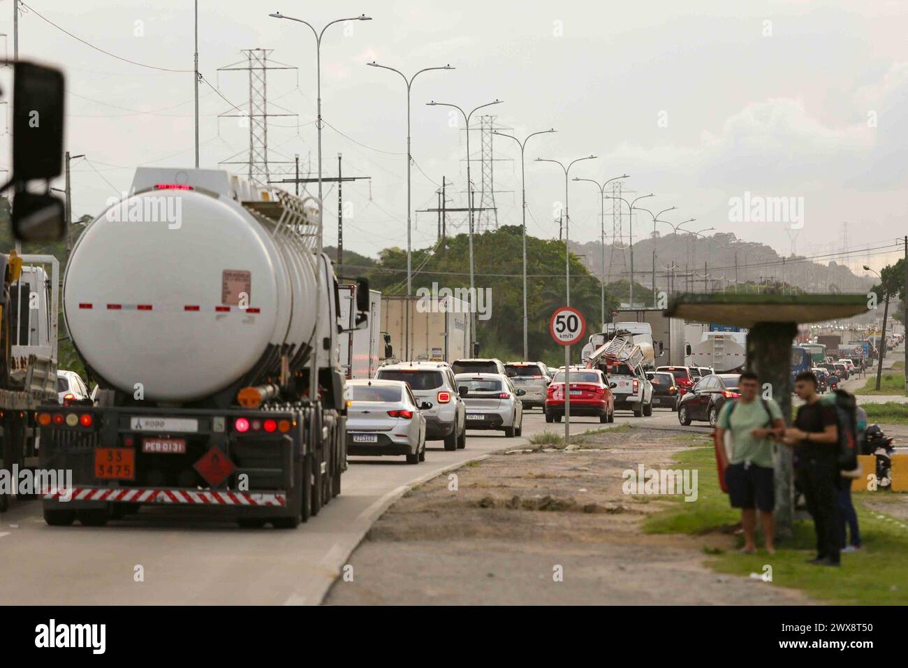 Recife, Brasilien. März 2024. PE - RECIFE - 03/28/2024 - VERKEHRSBEWEGUNG - an diesem Donnerstag (28), starker Verkehr zu Beginn der BR-232, in der Nähe des Curado-Viertels, Westzone von Recife (PE), der Hauptzugangsstraße ins Innere von Pernambuco. Foto: Rafael Vieira/AGIF (Foto: Rafael Vieira/AGIF/SIPA USA) Credit: SIPA USA/Alamy Live News Stockfoto