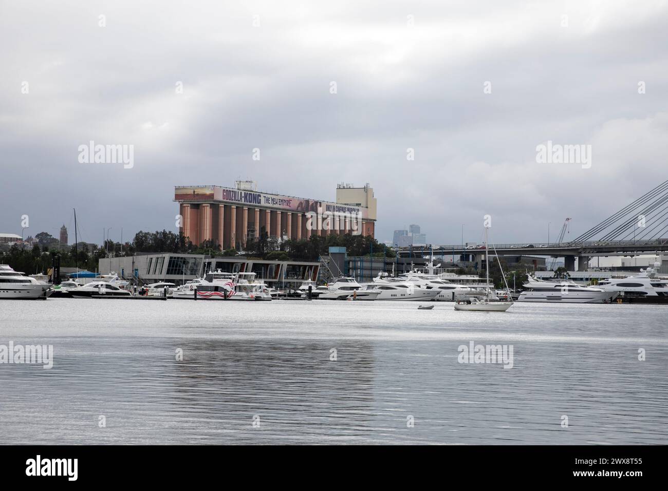 Sydney, Australien, Glebe Island Silo Reklametafeln, die 2024 Godzilla Kong The New Empire Movie, und Sydney Super Yachthafen, Australien Stockfoto