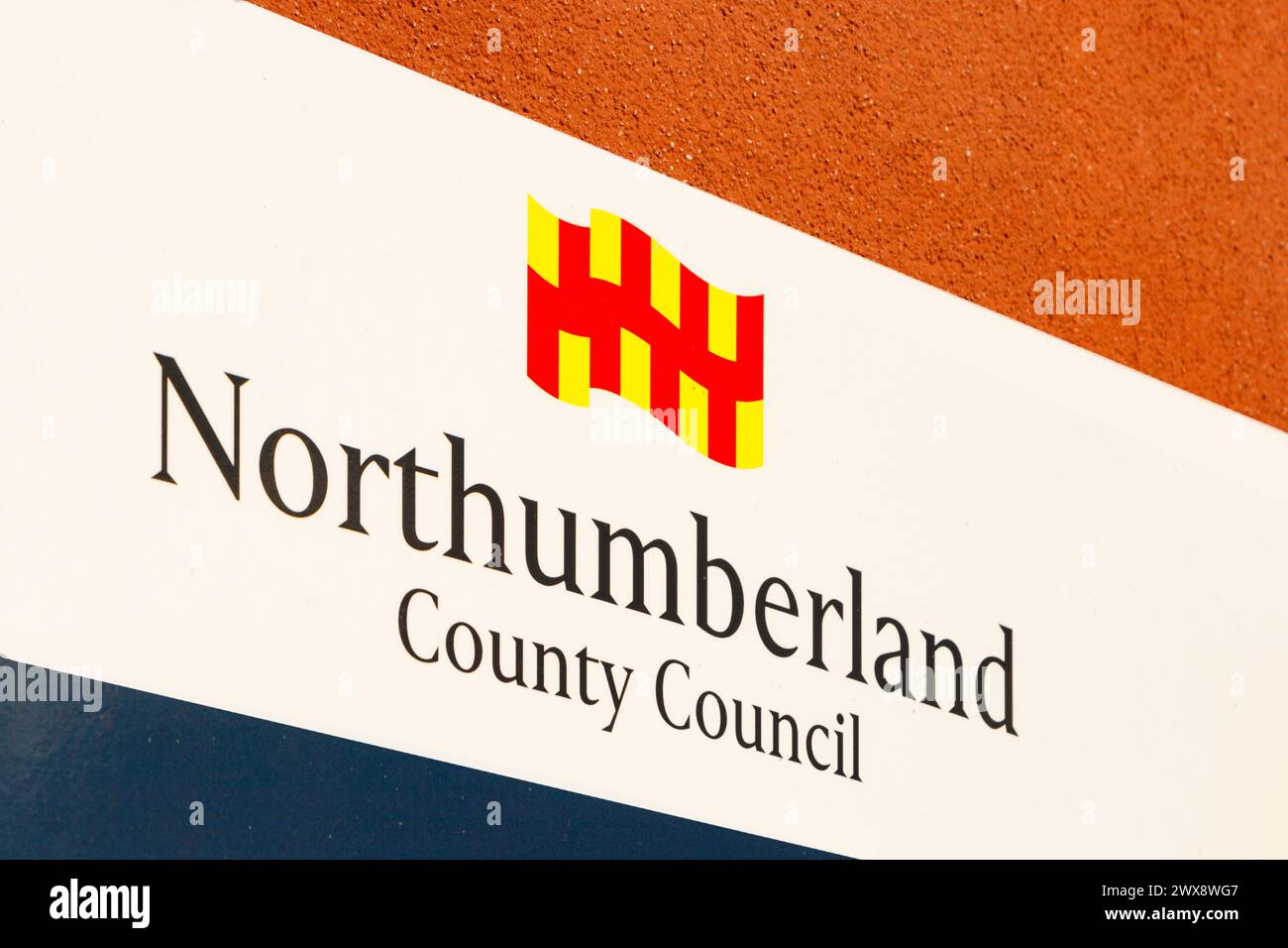 Logo auf Schild für Northumberland County council in Blyth Stockfoto