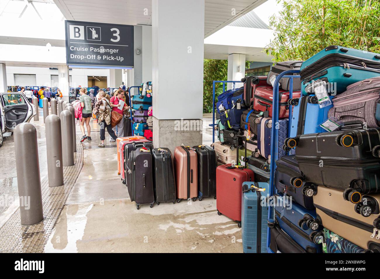 Miami Florida, PortMiami Hafen von Miami, Norwegian Cruise Line Terminal B, 7-Tage Karibik, Abholbereich für Passagiere, Gepäckgepäckkoffer Wagen Stockfoto