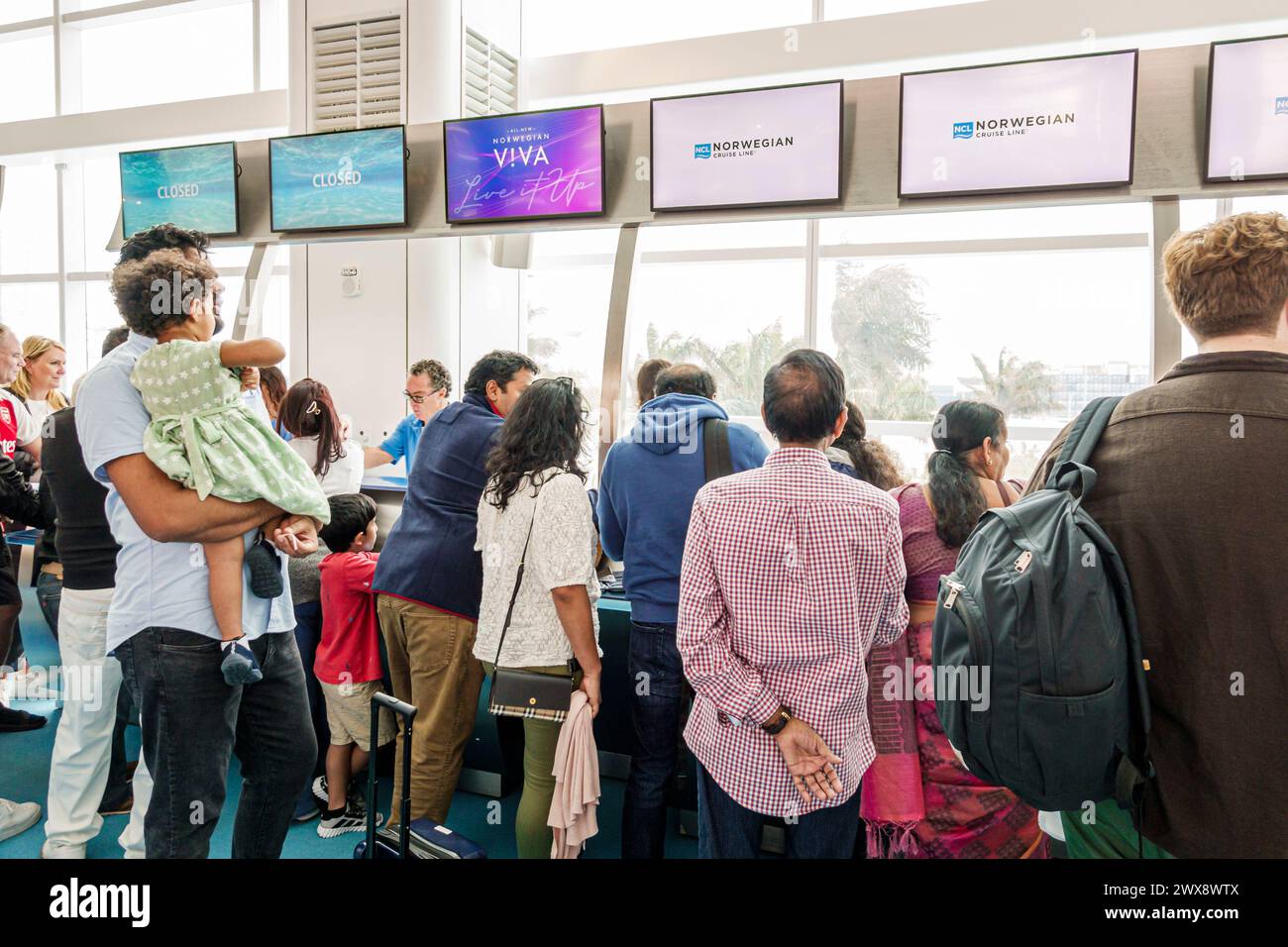 Miami Florida, PortMiami Hafen von Miami, Norwegian Cruise Line Terminal B, 7 Tage Karibik, Innenraum, Check-in Schalter, Mann Männer männlich, Frau Frauen Stockfoto