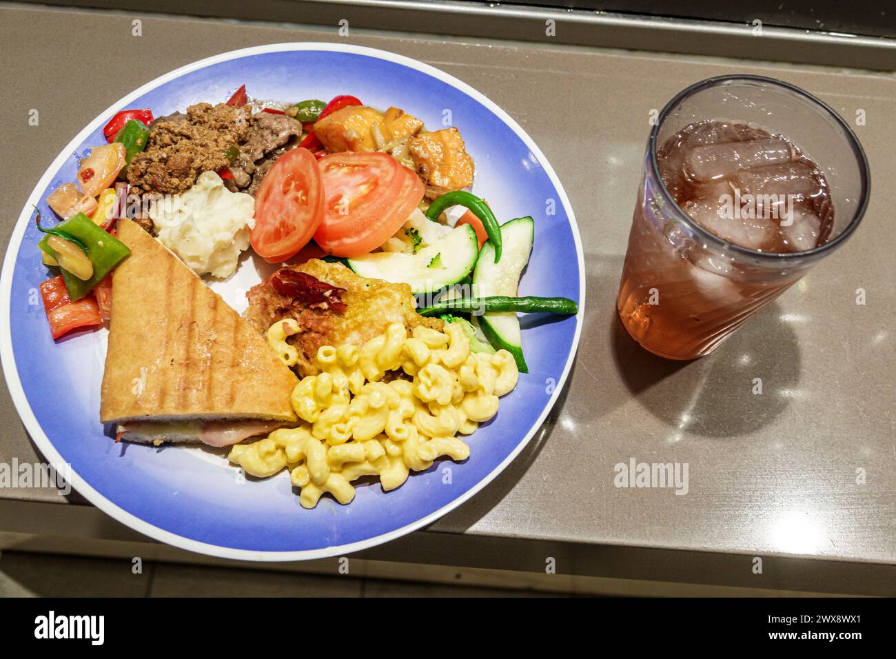 Miami Florida, PortMiami Hafen von Miami, Innenausstattung, norwegisches Schiff Joy Cruise Line, 7-tägige Karibik, Garden Cafe Buffet Restaurant, Selbstbedienung Stockfoto