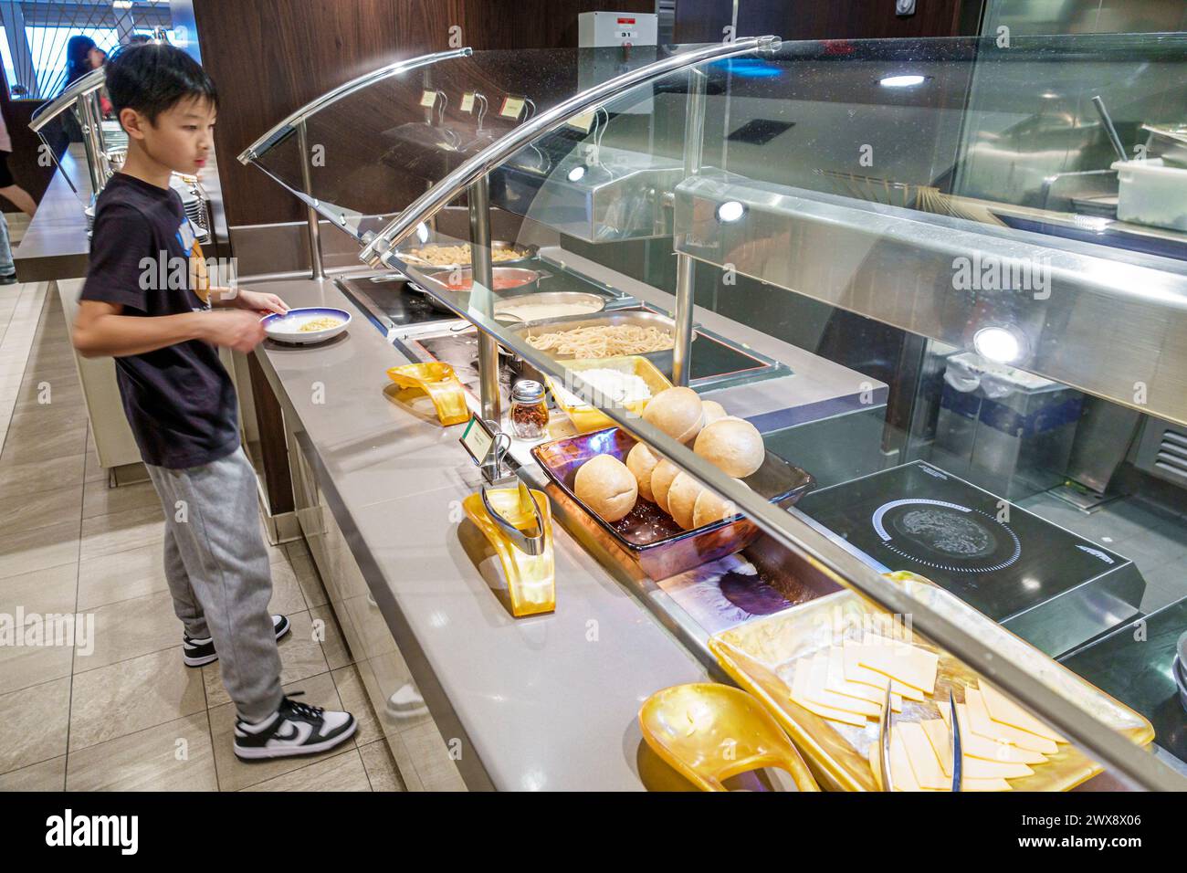 Miami Florida, PortMiami Hafen von Miami, Innenausstattung, norwegisches Schiff Joy Cruise Line, 7-tägige Karibik, Garden Cafe Buffet Restaurant, Selbstbedienung Stockfoto