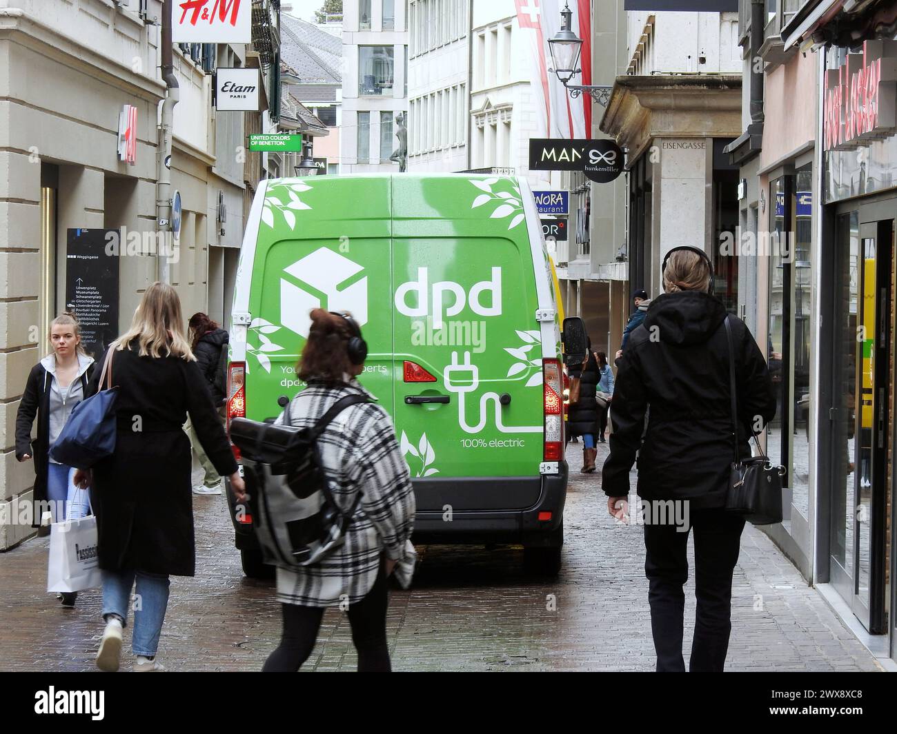 Anton Geisser 28.03.2024 Luzern Paketdienst Schweiz, Bild : DPD Paketzustellung mit Elektro Transporter *** Anton Geisser 28 03 2024 Luzern Paketdienst Schweiz, Bild DPD Paketzustellung mit Elektro Transporter Stockfoto