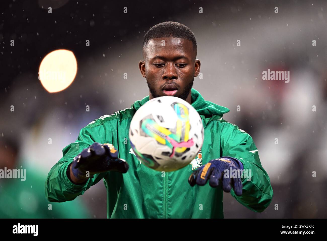 LINSE - Torhüterin Issa Fofana während des Freundschaftsspiels zwischen der Elfenbeinküste und Uruguay am 26. März 2024 im Stade Bollaert Delelis in Lens, Frankreich. ANP | Hollandse Hoogte | GERRIT VAN COLOGNE Stockfoto