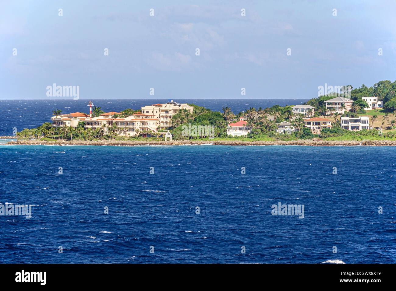 Port Roatan Honduras, Coxen Hole Bay Islands, West Bay, Keyhole Bay, Flowers Bay, Norwegian Joy Cruise Line Schiff, 7-tägige Karibikroute, Urlaubsdomizil Stockfoto