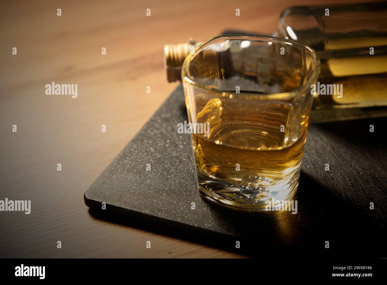 Ein Glas Whiskey auf dem Holztisch. Alkoholismus-Konzept Stockfoto