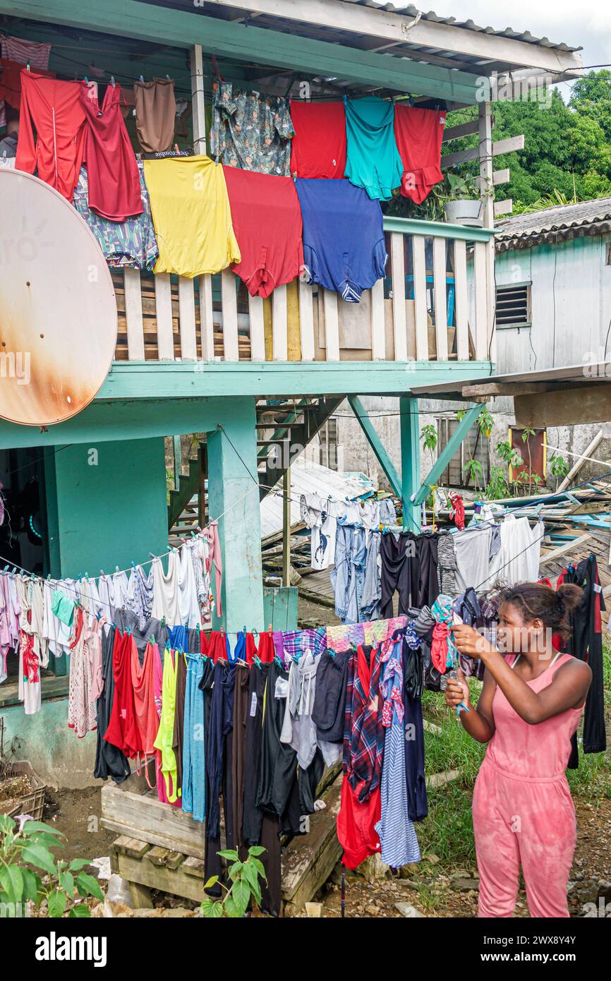 Port Roatan Honduras, Coxen Hole Bay Islands, Main Street, Außenbereich, hängende Wäscherei, Schwarze Afrikaner, ethnische Herkunft, Minderheiten Stockfoto