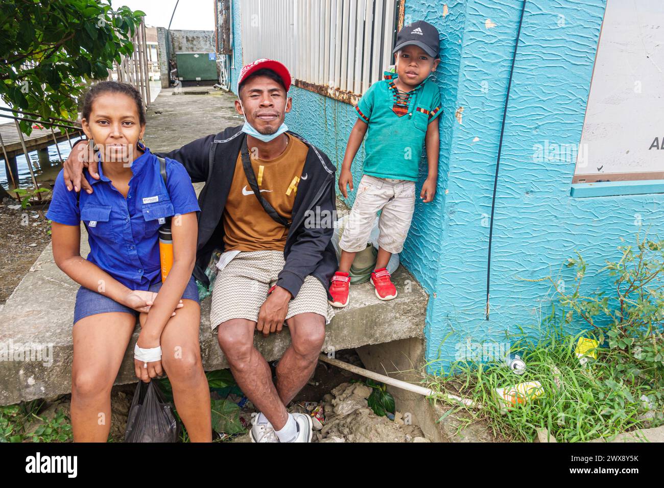 Port Roatan Honduras, Coxen Hole, Bay Islands, Main Street, Hispanic Latin Latino Latino Latino Latinos, ethnische Herkunft, Familie Familien Eltern Eltern Stockfoto