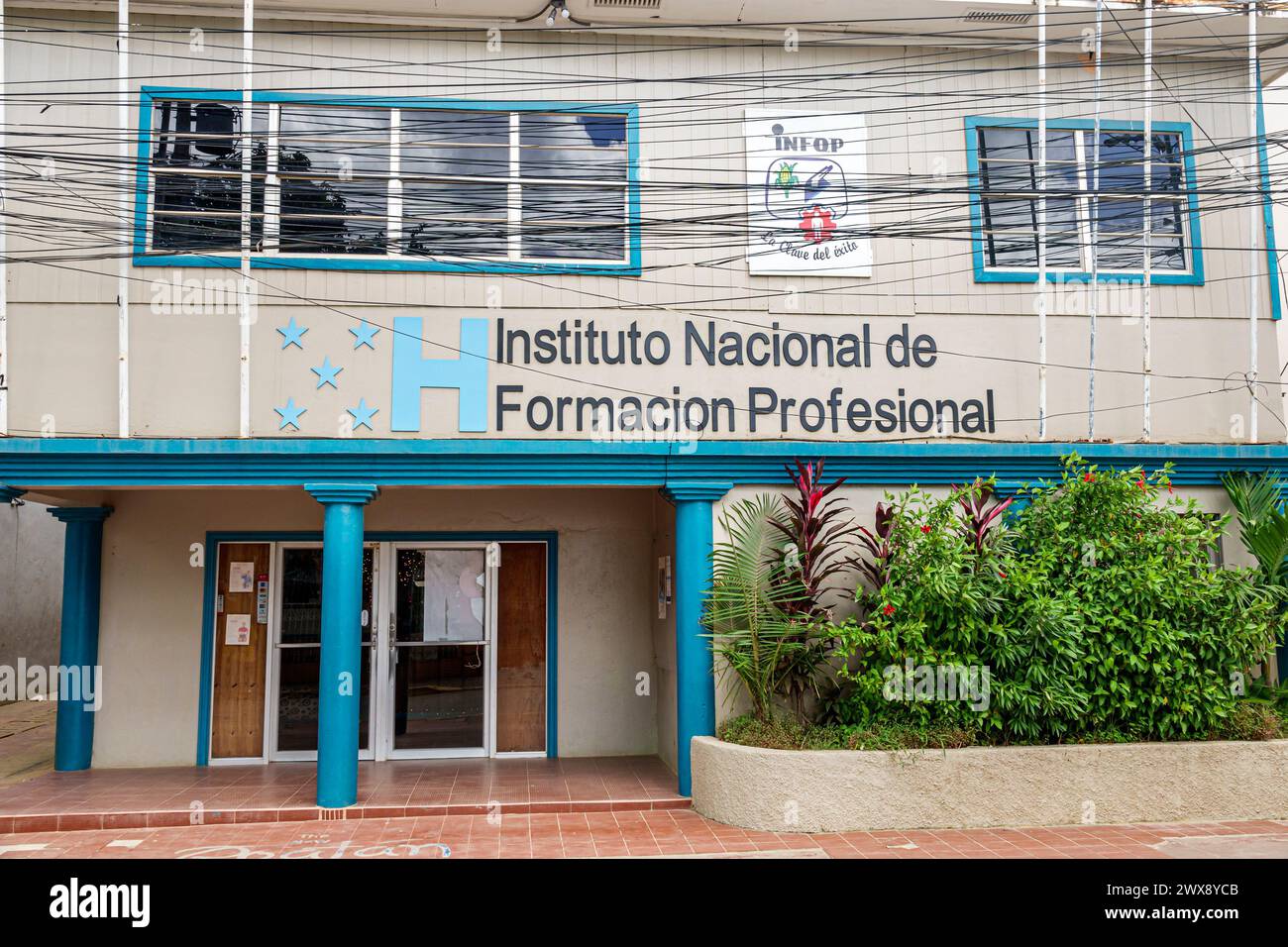 Port Roatan Honduras, Coxen Hole, Bay Islands, Main Street, Außeneingang vor dem Eingangsgebäude, Instituto Nacional de Formacion Profesional, National Stockfoto