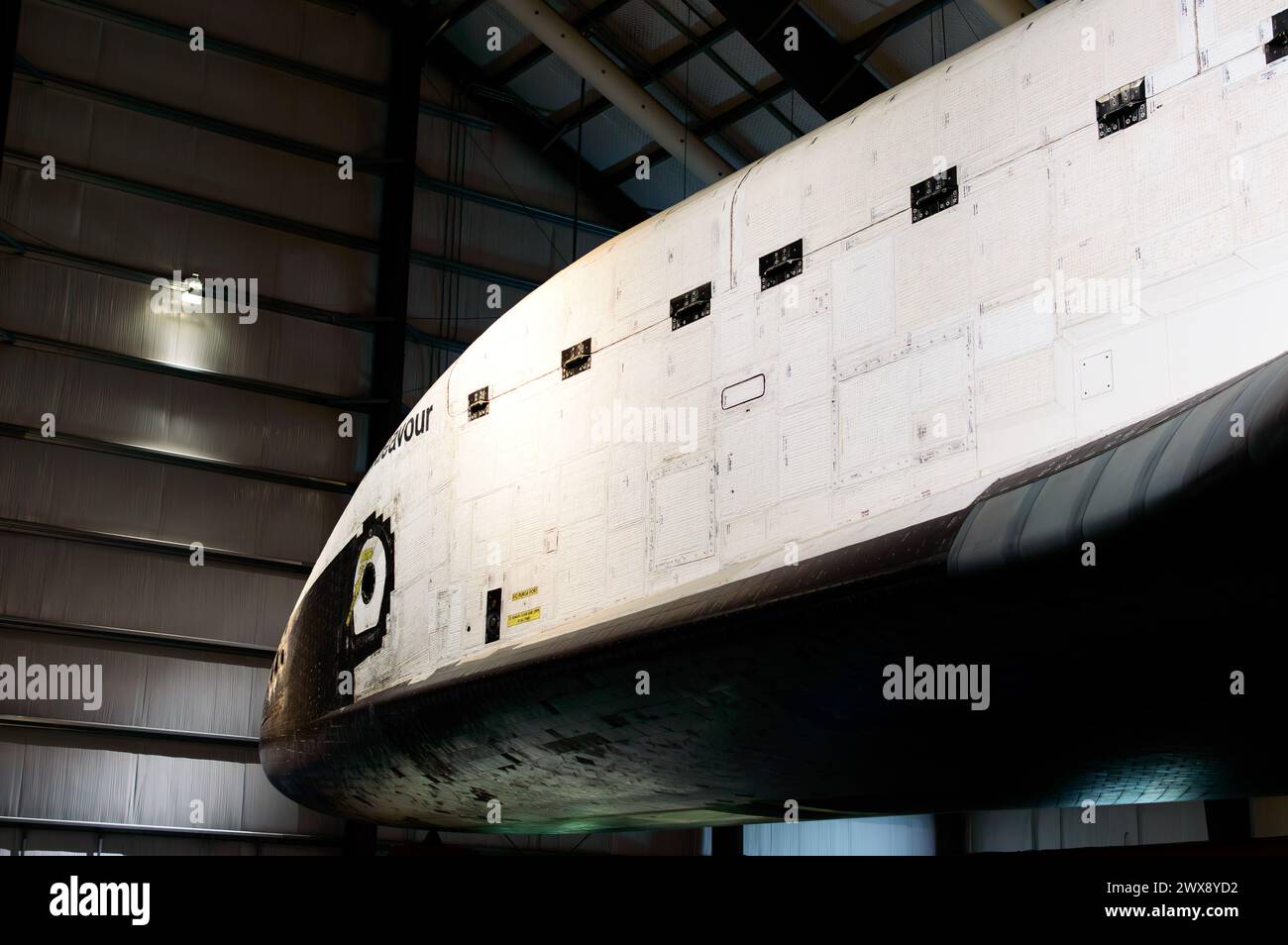 Seitenansicht des Space Shuttle Endeavour horizontal im California Science Center. Quelle: Erik Morgan Stockfoto