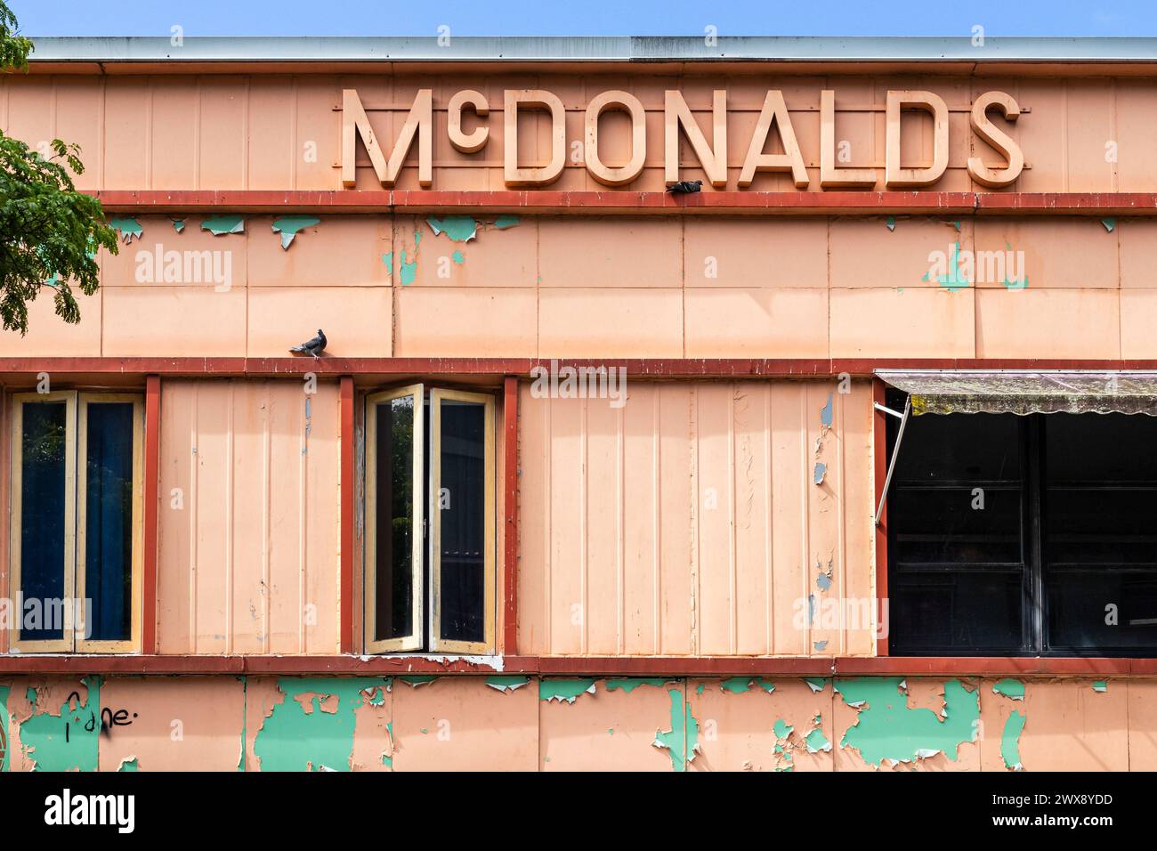 Retro McDonalds Schild auf dem alten Gebäude. Stockfoto