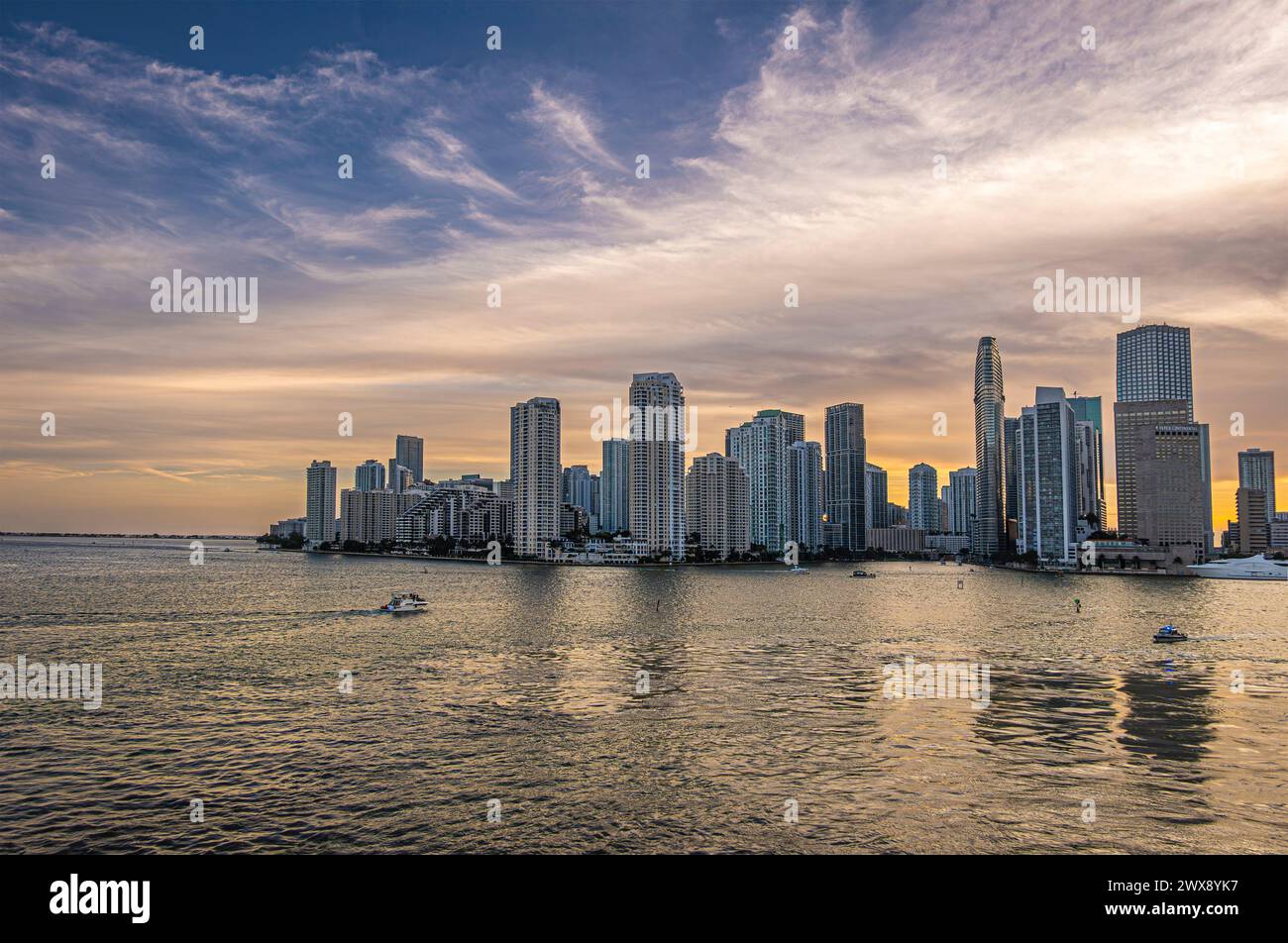 Miami, Florida, USA - 29. Juli 2023: Wide Shot. Sonnenuntergangshimmel über Gebäuden auf Brickell Key Island am Abend 19:44 bis an der Flussmündung nach Inte Stockfoto