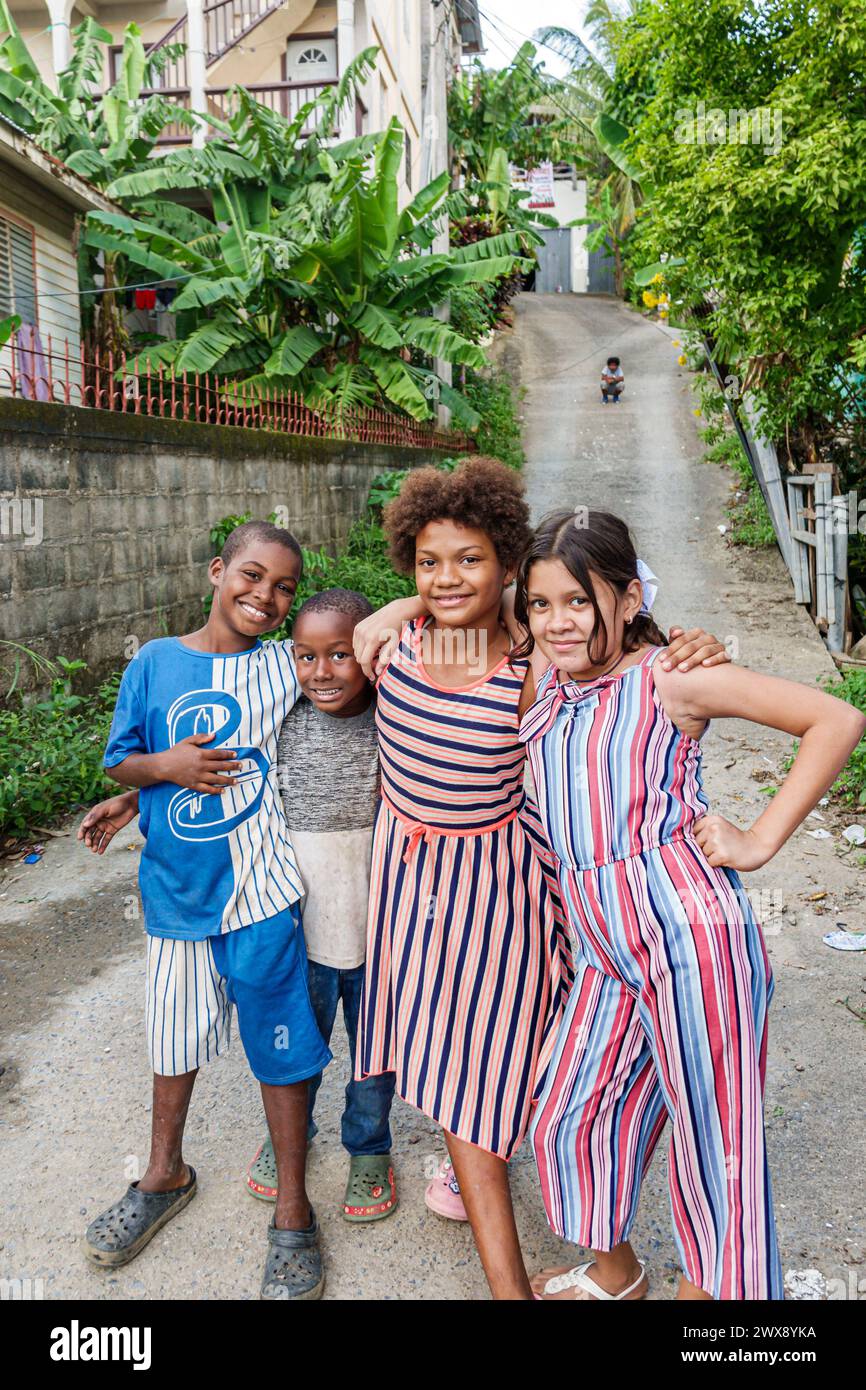Port Roatan Honduras, Coxen Hole, Bay Islands, Main Street, Jugendliche Kinder Kindheit, Kinder Kinder, Mädchen weiblich, Junge männliche Jungen, Residenzresidenz Stockfoto