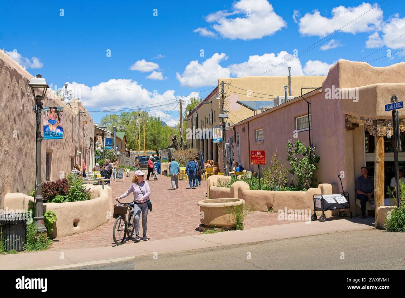 Geschäftige kommerzielle Fußgängerzone in der Innenstadt von Taos, New Mexico – Mai 2023 Stockfoto