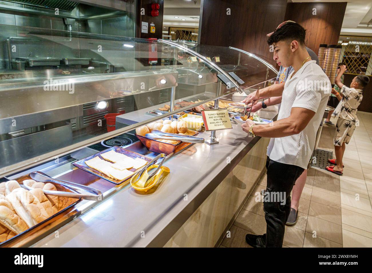 Port Roatan Honduras, Coxen Hole Bay Islands, Norwegian Joy Cruise Line Schiff, 7-tägige Karibikroute, an Bord im Inneren, Garden Cafe Buff Stockfoto