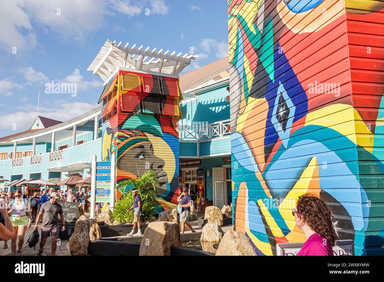 Port Roatan Honduras, Coxen Hole Bay Islands, norwegisches Schiff Joy Cruise Line, 7-tägige Karibikrundfahrt, Stadtzentrum, Shopping Dining Complex, mA Stockfoto