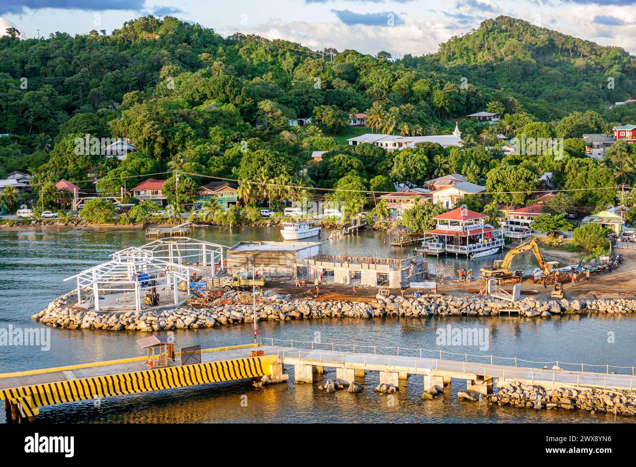 Port Roatan Honduras, Coxen Hole Bay Islands, norwegisches Schiff Joy Cruise Line, 7-tägige Karibikroute, unter neuer Baustelle, Baumeister, Stockfoto