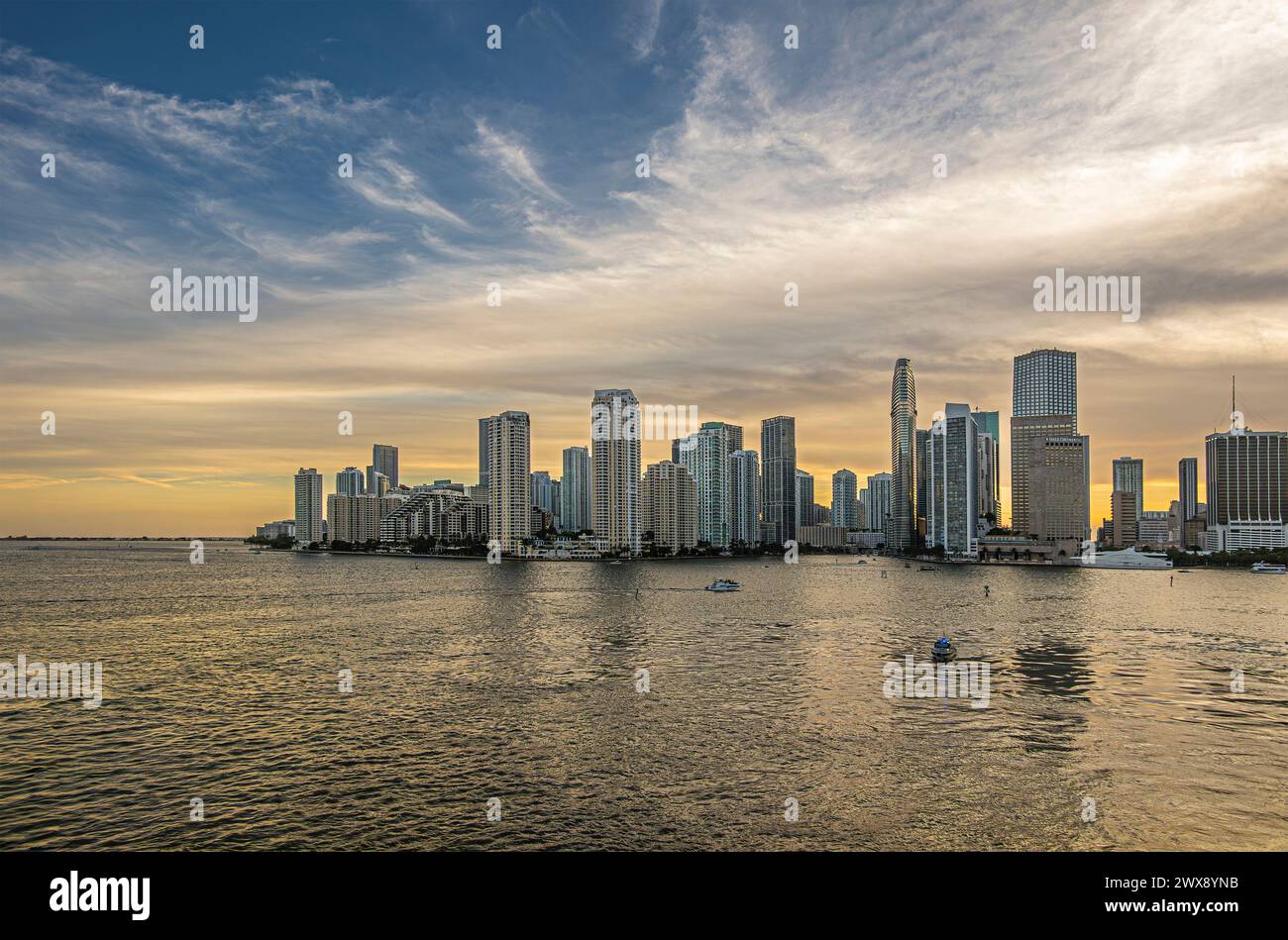 Miami, Florida, USA - 29. Juli 2023: Wide Shot. Sonnenuntergang Wolkenlandschaft über Gebäuden auf Brickell Key Island am Abend 19:45 Uhr entlang der Flussmündung Stockfoto