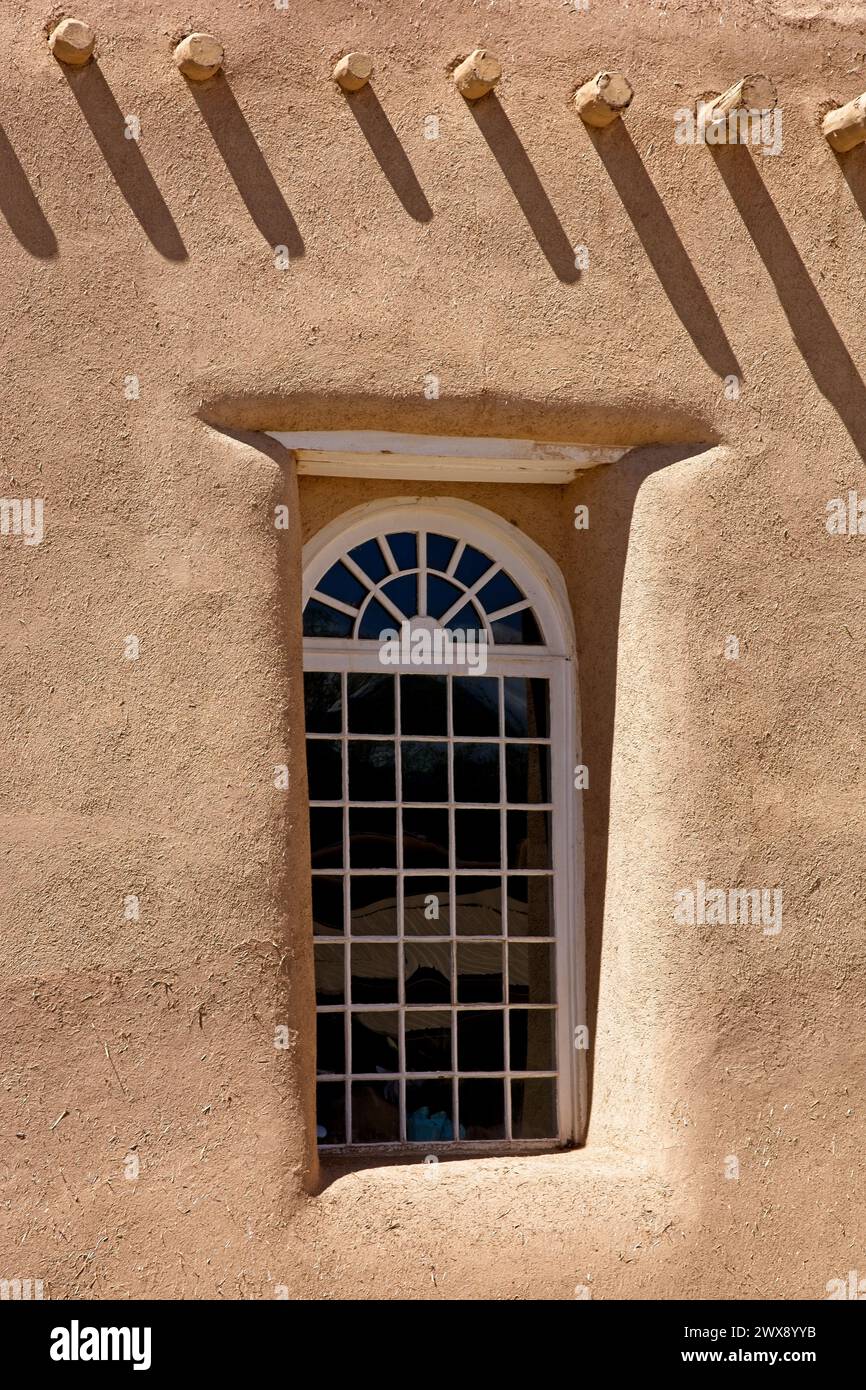Eingelassenes palladianisches Fenster in dicken lehmwänden mit freiliegenden Viga-Dachbalken der Missionskirche San Francisco de Assisi Stockfoto