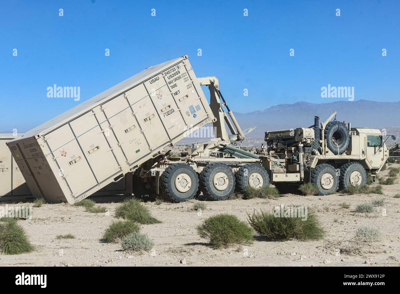 US-Soldaten, die dem 3. Bataillon, 29. Feldartillerie-Regiment, 3. Panzerbrigade Combat Team, 4. Infanterie-Division zugewiesen wurden, erhalten während der Rotation 24-02 im National Training Center, Fort Irwin, Kalifornien, am 1. November 2023 Vorräte. (Foto der US-Armee von PFC. Richard Monyer, Operations Group, National Training Center) Stockfoto