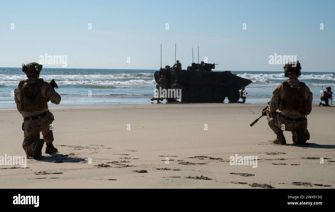 US-Marines, die der Alpha Company, dem Battalion Landing Team 1/5, 15th Marine Expeditionary Unit, zugewiesen sind, verlassen ein Amphibienfahrzeug während einer amphibischen Überfallsmission im Marine Corps Base Camp Pendleton, Kalifornien, am 21. März 2023. Teile der 15. MEU sind derzeit an Bord der Boxer Amphibious Ready Group, die Routineoperationen in der 3. US-Flotte durchführt. (Foto des U.S. Marine Corps von Lance CPL. Peyton Kahle) Stockfoto