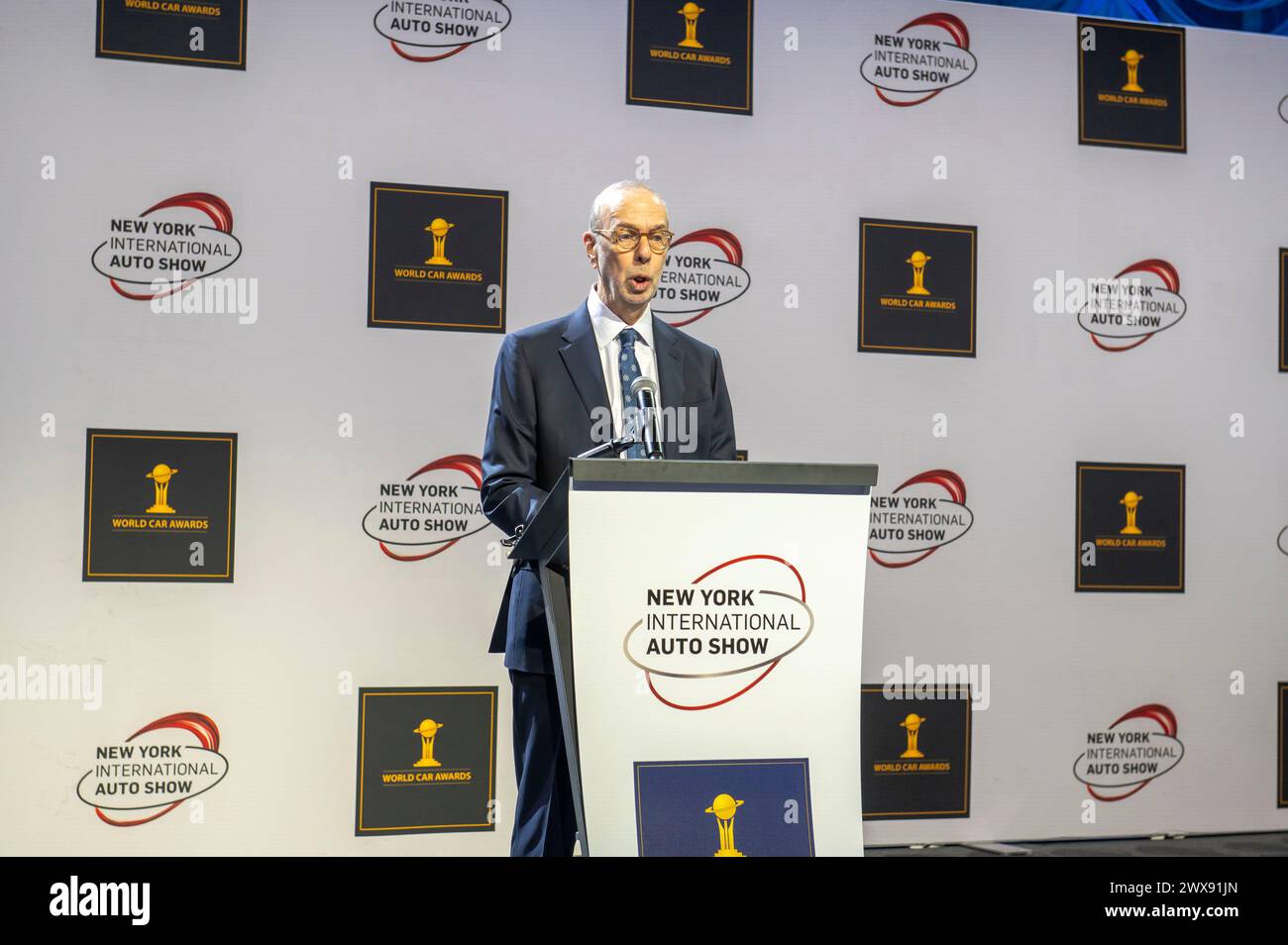 New York, Usa. März 2024. Mark Scheinberg, Präsident der Greater New York Automobile Dealers Association, nimmt am 27. März 2024 an der Pressevorschau der International Auto Show im Jacob Javits Convention Center in New York Teil. (Foto: Ron Adar/SOPA Images/SIPA USA) Credit: SIPA USA/Alamy Live News Stockfoto