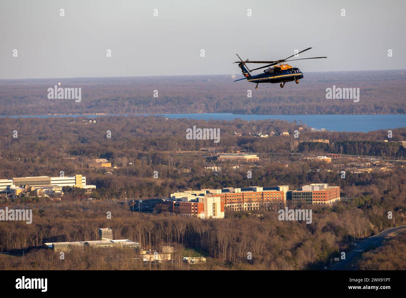 Ein VH-60M Black Hawk, der der Army Aviation Brigade im US Army Military District of Washington zugeteilt wurde, überquert Fort Belvoir, Virginia, während eines Trainingsfluges am 25. März 2024. Ein Teil der Mission der Brigade umfasst die Durchführung vorrangiger Lufttransporte für hochrangige Anführer der Armee, Beamte des Verteidigungsministeriums und Kombattantenkommandanten, um ihre Fähigkeit zur Ausübung offizieller Aufgaben zu erhöhen. (Foto der US-Armee von Meister Sgt. Will Reinier) Stockfoto