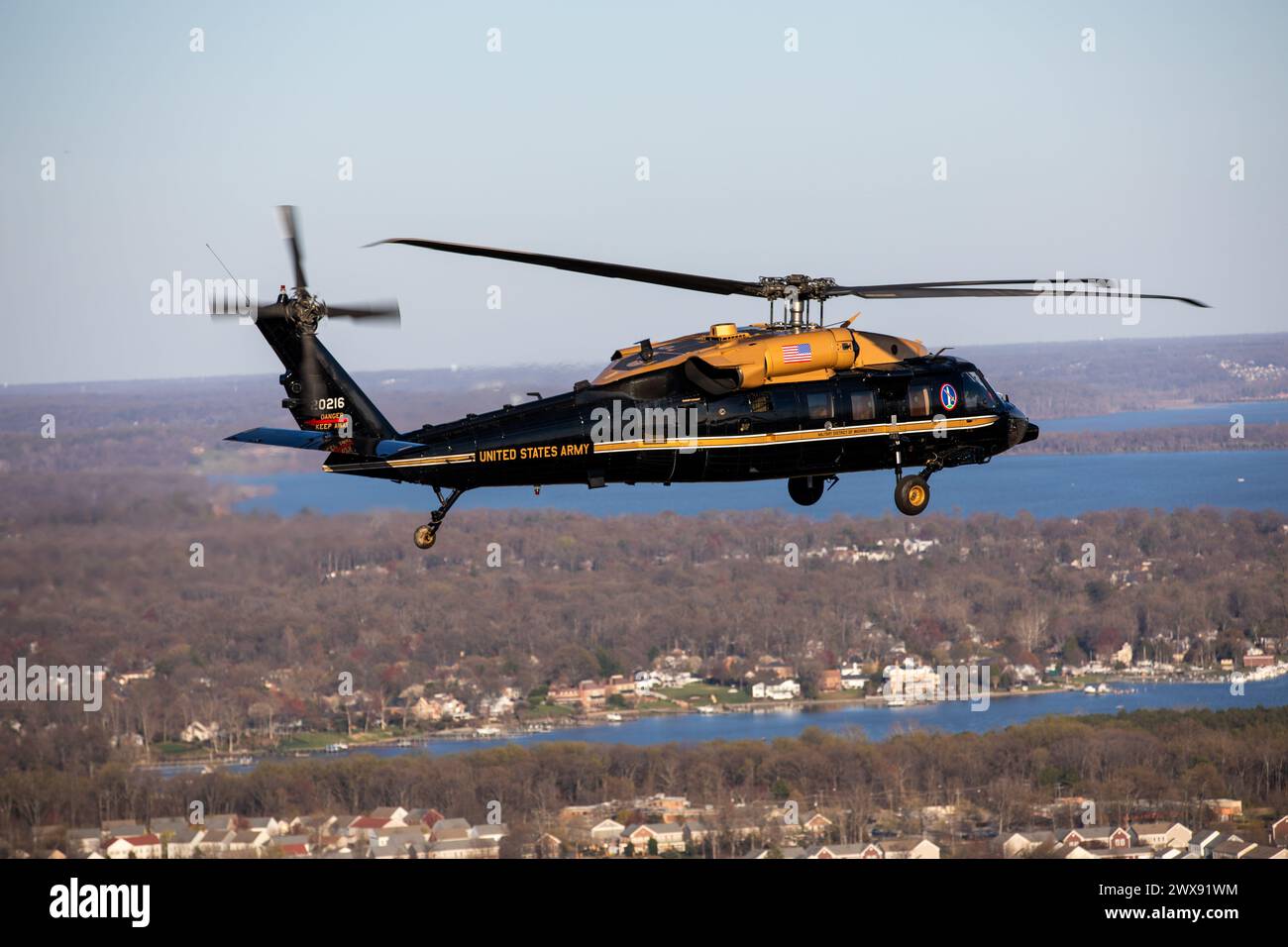 Ein VH-60M Black Hawk, der der Army Aviation Brigade im US Army Military District of Washington zugeteilt wurde, überquert Fort Belvoir, Virginia, während eines Trainingsfluges am 25. März 2024. Ein Teil der Mission der Brigade umfasst die Durchführung vorrangiger Lufttransporte für hochrangige Anführer der Armee, Beamte des Verteidigungsministeriums und Kombattantenkommandanten, um ihre Fähigkeit zur Ausübung offizieller Aufgaben zu erhöhen. (Foto der US-Armee von Meister Sgt. Will Reinier) Stockfoto