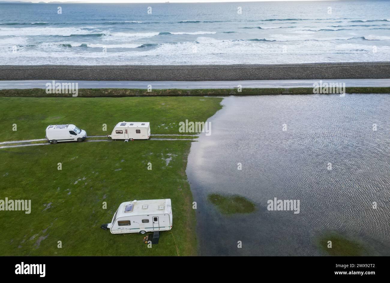 28. März, Newgale, Pembrokeshire der aktuelle Campingzustand auf dem Newgale Campsite in Pembrokeshire, Wales, der überschwemmt wurde, nachdem der Sturm Nelson schwere Regenfälle in das Gebiet gebracht hatte. Stockfoto