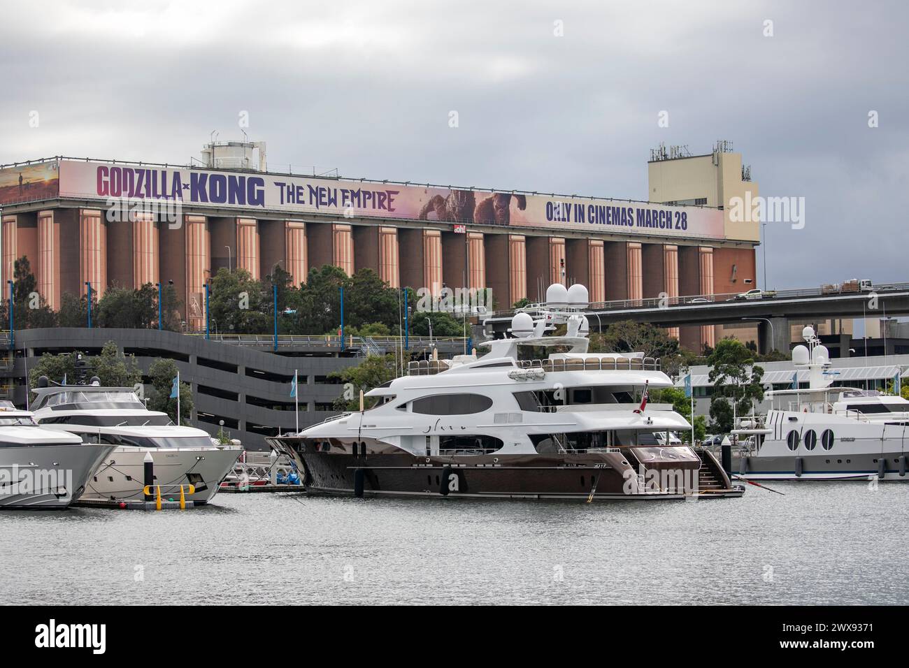Sydney, Australien, Luxus-Superyacht, die im Sydney Superyacht Marina in Rozelle Bay neben Glebe Silo Reklametafeln, NSW, Australien, 2024 vor Anker liegt Stockfoto