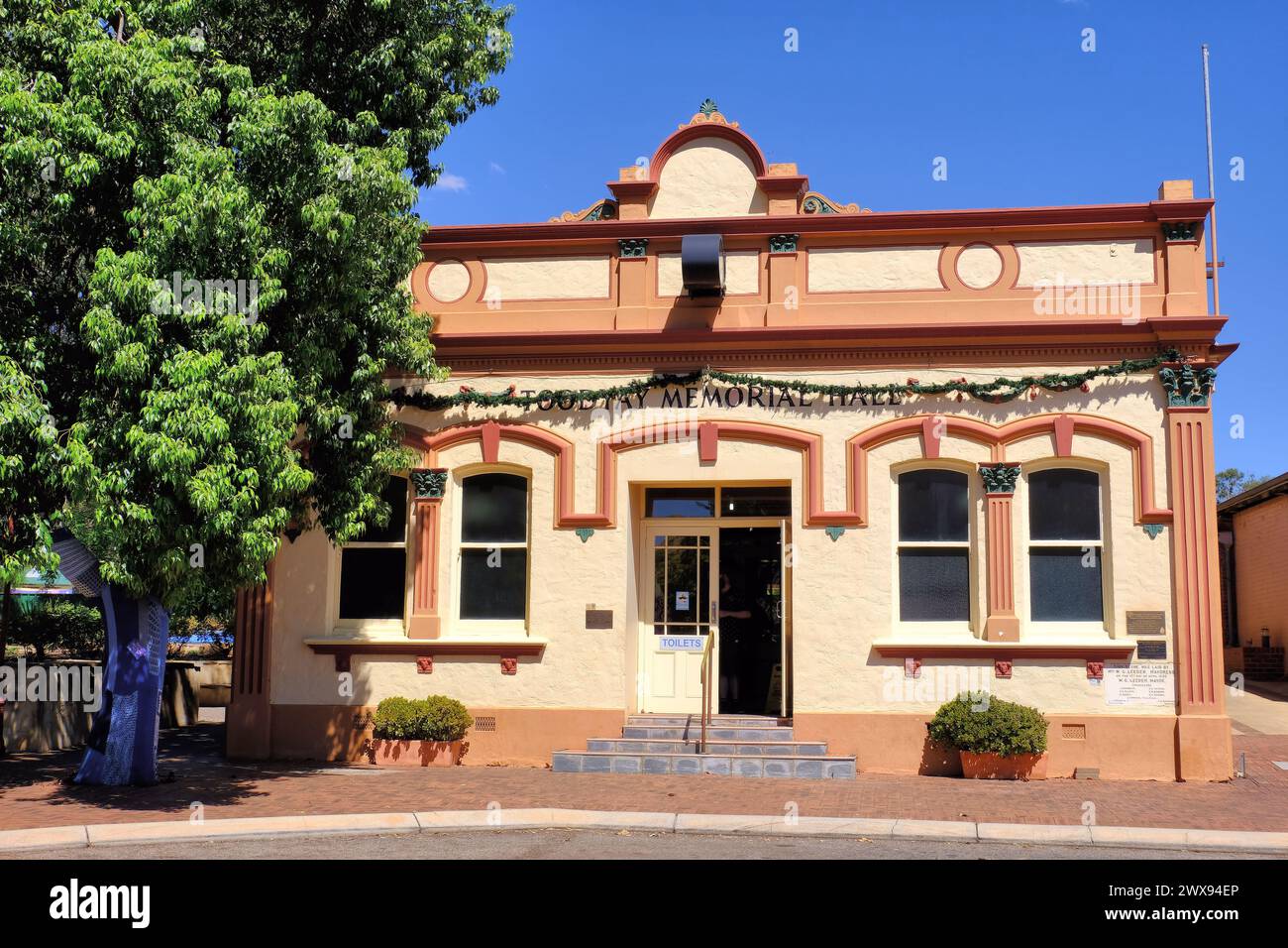 Historische Toodyay Memorial Hall und geschmückter Baum in Stirling Terrace, Toodyay, Wheatbelt, Western Australia Stockfoto