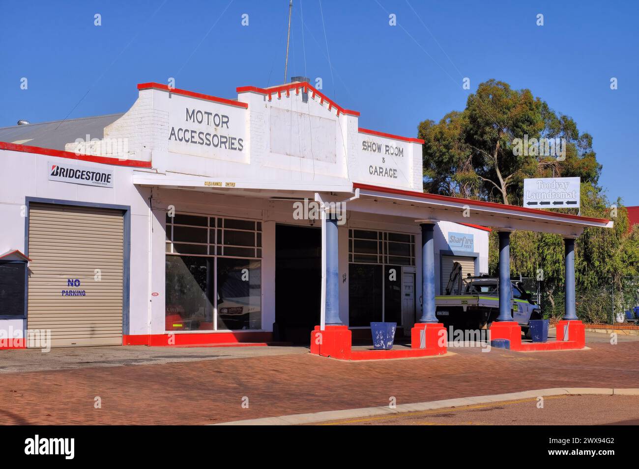 Toodyay: Historische Motorgarage und Nutzfahrzeug (ute) in Toodyay, Wheatbelt, Western Australia Stockfoto