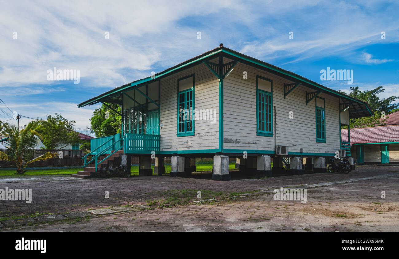 Balikpapan, Indonesien - 11. März 2024. Dahor House, das um 1900 von niederländischen Kolonisten erbaut wurde, ist Zeuge der Geschichte von Balikpapans Ölforscher Stockfoto