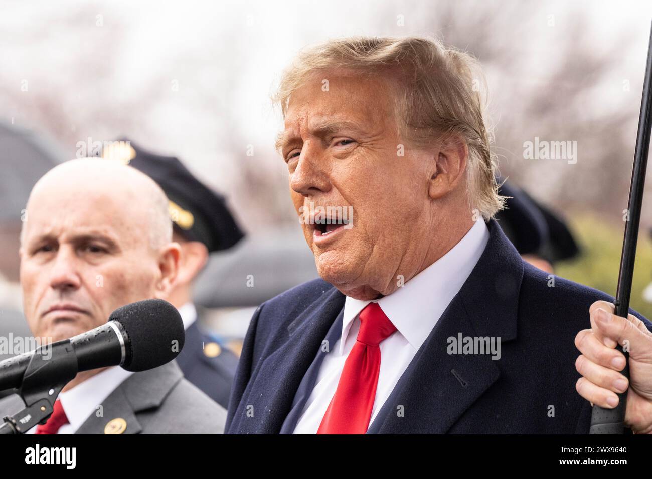 Massapequa Park, New York, USA. März 2024. Der ehemalige Präsident Donald Trump Jr. spricht mit der Presse, nachdem er am 28. März 2024 im Massapequa Funeral Home in Massapequa Park, NY, am Wake des NYPD-Offiziers Jonathan Diller im Massapequa Funeral Home in Massapequa Park, NY, teilgenommen hat (Foto: © Lev Radin/ZUMA Press Wire). Nicht für kommerzielle ZWECKE! Stockfoto