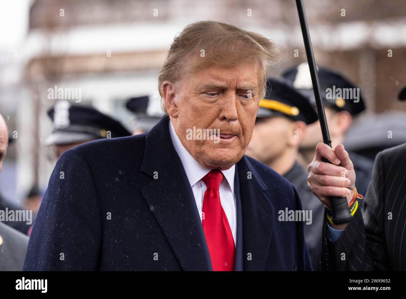 Massapequa Park, New York, USA. März 2024. Der ehemalige Präsident Donald Trump Jr. spricht mit der Presse, nachdem er am 28. März 2024 im Massapequa Funeral Home in Massapequa Park, NY, am Wake des NYPD-Offiziers Jonathan Diller im Massapequa Funeral Home in Massapequa Park, NY, teilgenommen hat (Foto: © Lev Radin/ZUMA Press Wire). Nicht für kommerzielle ZWECKE! Stockfoto