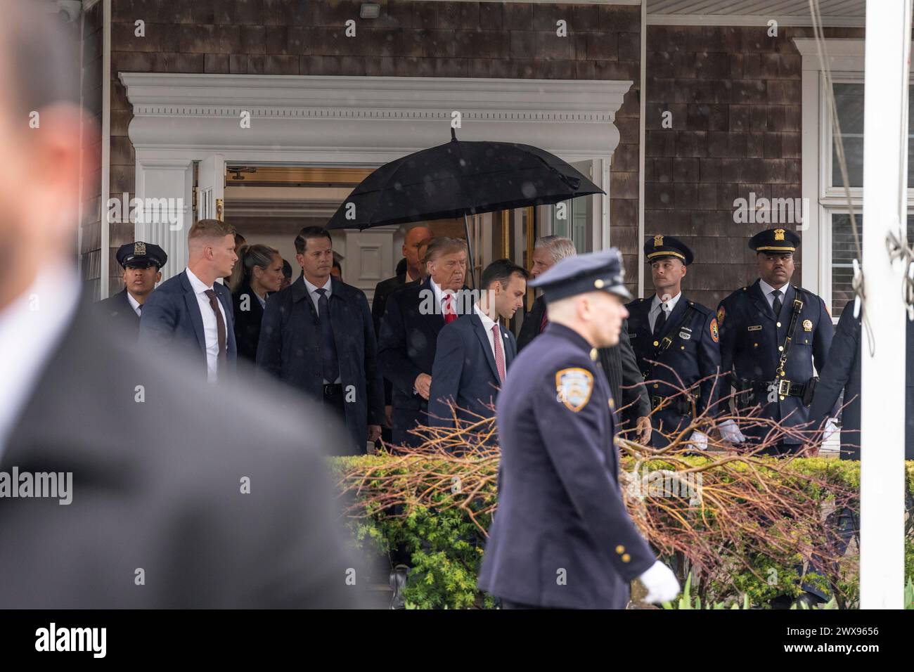 Massapequa Park, New York, USA. März 2024. Der ehemalige Präsident Donald Trump Jr. verlässt das Begräbnishaus, nachdem er am 28. März 2024 im Massapequa Funeral Home in Massapequa Park, NY, am Wake des NYPD-Offiziers Jonathan Diller im Massapequa Funeral Home in Massapequa Park, NY, teilgenommen hat (Foto: © Lev Radin/ZUMA Press Wire). Nicht für kommerzielle ZWECKE! Stockfoto