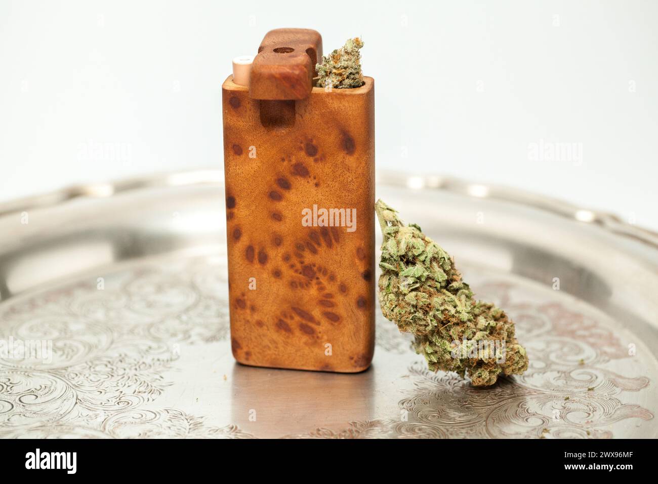 Cannabis Auf Silberplatte Stockfoto