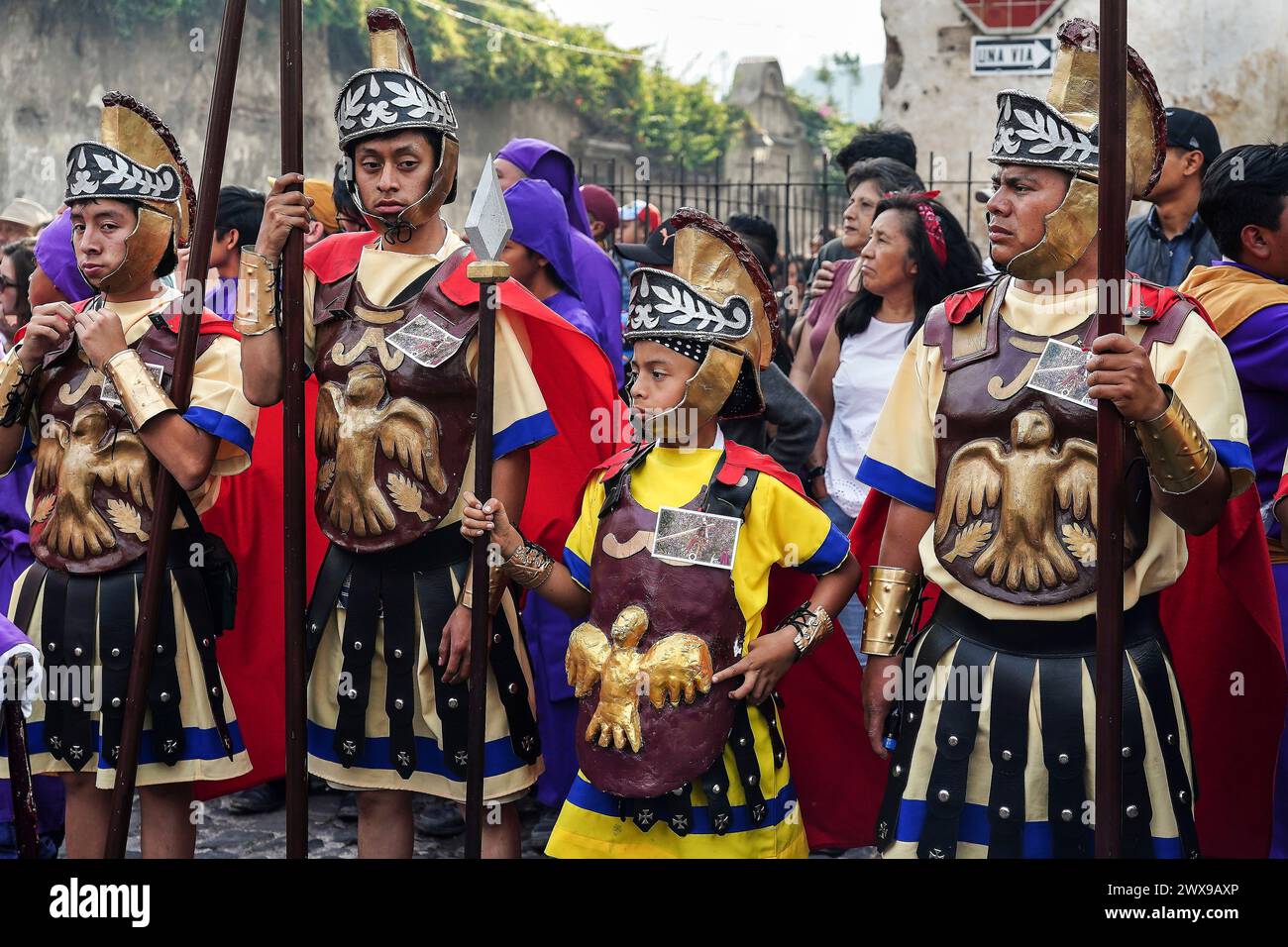 Antigua, Guatemala. März 2024. Der Jesús Nazareno de La Humildad y su Pregón Romano wird während der traditionellen Semana Santa-Feier am 28. März 2024 in Antigua, Guatemala, durch die Straßen getragen. Die opulenten Prozessionen, detailgetreuen Alfombras und jahrhundertealten Traditionen ziehen mehr als 1 Million Menschen in die alte Hauptstadt. Quelle: Richard Ellis/Richard Ellis/Alamy Live News Stockfoto