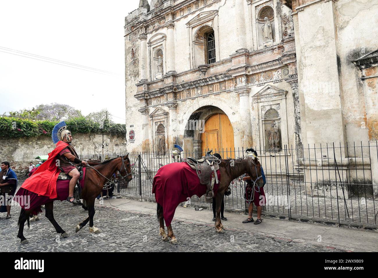 Antigua, Guatemala. März 2024. Römische Zenturien reiten mit Pferden durch die Stadt und verkünden die Festnahme von Jesús Nazareno während der Veranstaltungen am Heiligen Donnerstag der Semana Santa, 28. März 2024 in Antigua, Guatemala. Die opulenten Prozessionen, detailgetreuen Alfombras und jahrhundertealten Traditionen ziehen mehr als 1 Million Menschen in die alte Hauptstadt. Quelle: Richard Ellis/Richard Ellis/Alamy Live News Stockfoto