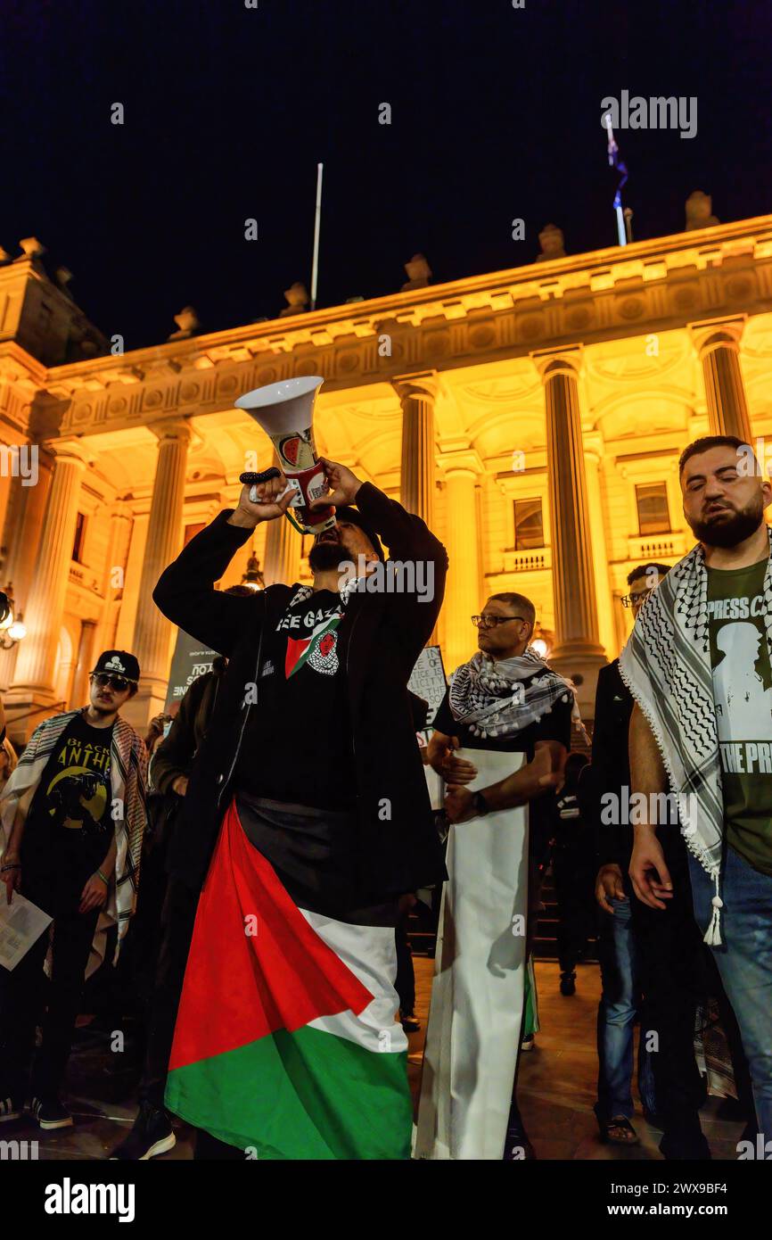 Melbourne, Australien. März 2024. Ein Demonstrant singt während eines schnellen Protests Slogans auf den Stufen des landtags und setzt sich ein. In Melbourne kam es zu einem friedlichen Protest, der die Beendigung des israelisch-palästinensischen Konflikts forderte. Trotz einer großen Reaktion der Polizei blieb das Ereignis gewaltfrei. Es kam nur zu einer Verhaftung, bei der eine Person versuchte, das Verfahren zu stören. (Foto: Michael Currie/SOPA Images/SIPA USA) Credit: SIPA USA/Alamy Live News Stockfoto