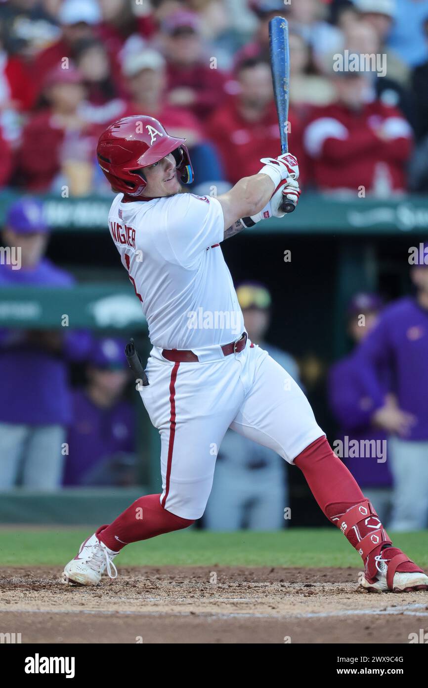 28. März 2024: Razorback ernannte Hitter Jack Wagner #4 folgt auf seinem Schwung, während er an der Platte sitzt. Arkansas besiegte die LSU 7-4 in Fayetteville, AR. Richey Miller/CSM Stockfoto