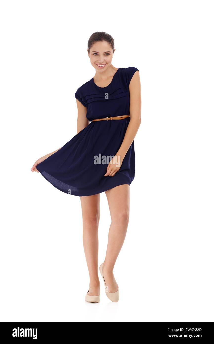 Frau, Porträt und Happy oder Mode im Studio mit trendigem Kleid, zeitgenössischem oder lässigem Outfit. Model, Person und Lächeln mit Selbstvertrauen, Stolz Stockfoto