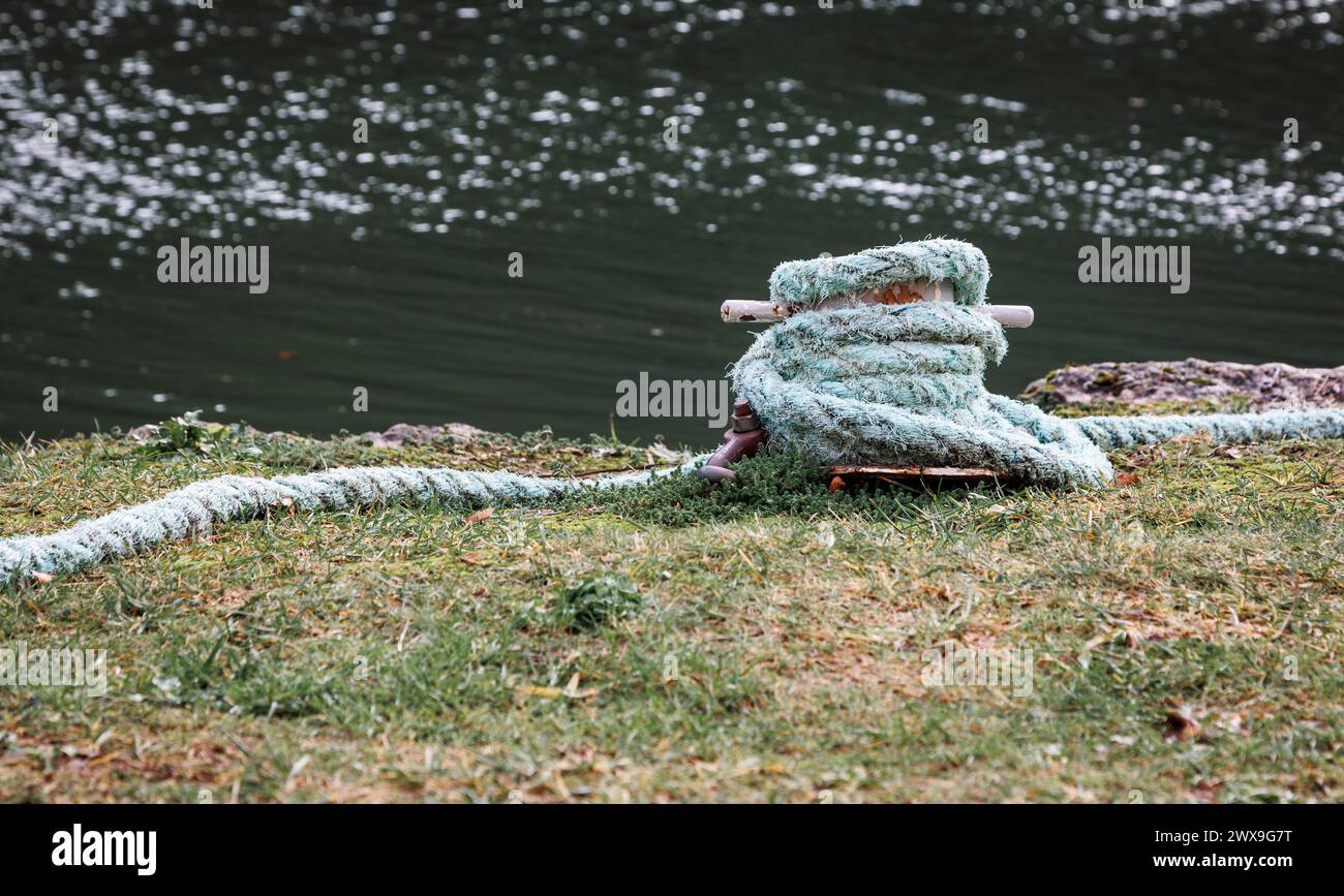 Schiffsseil für Boot an der Dockingstation Stockfoto