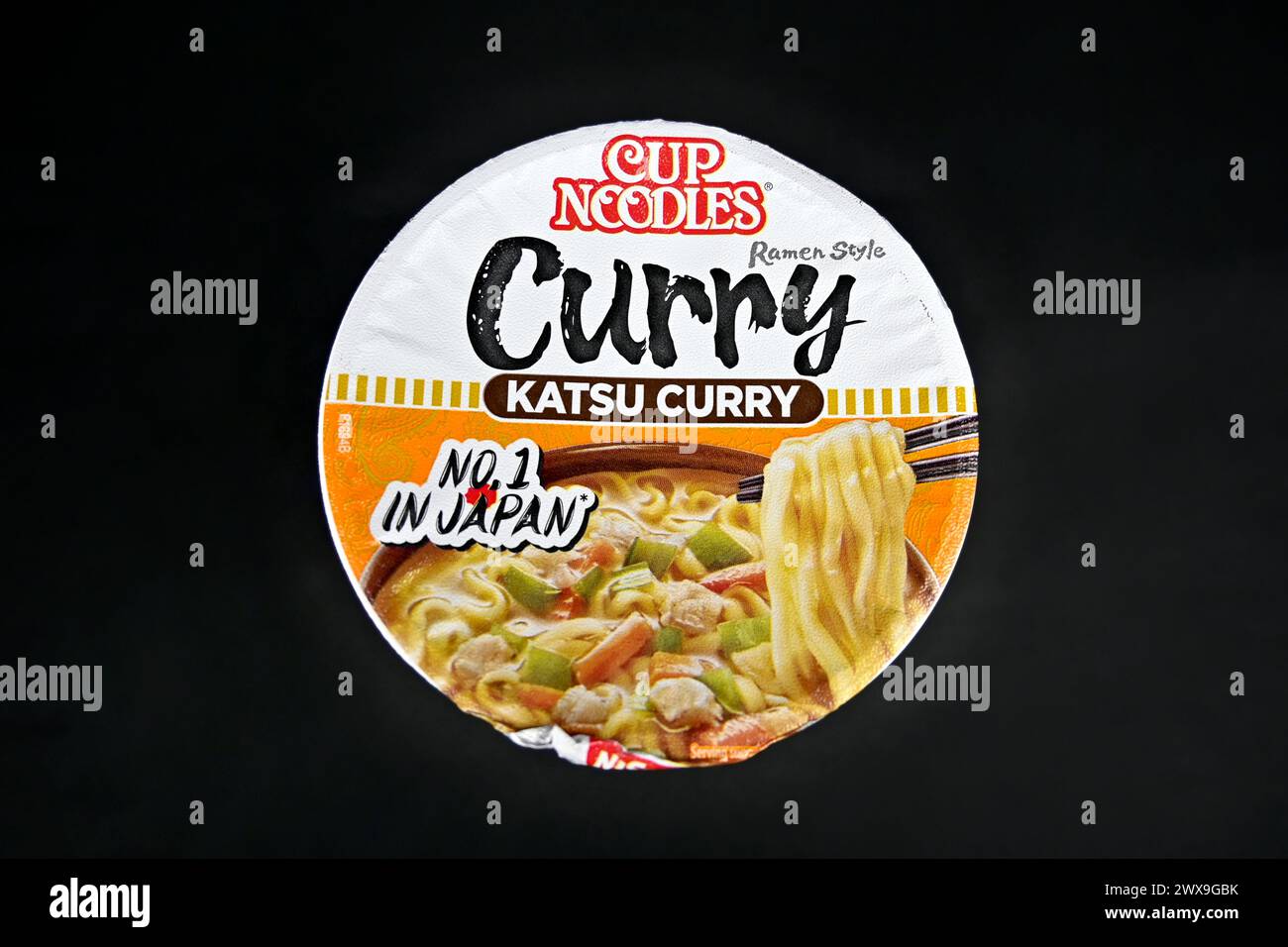 Nissin Cup Noodles Curry Ramen Stil Katsu Curry Instant Pot Top - Wales, Großbritannien - 23 März 2024 Stockfoto