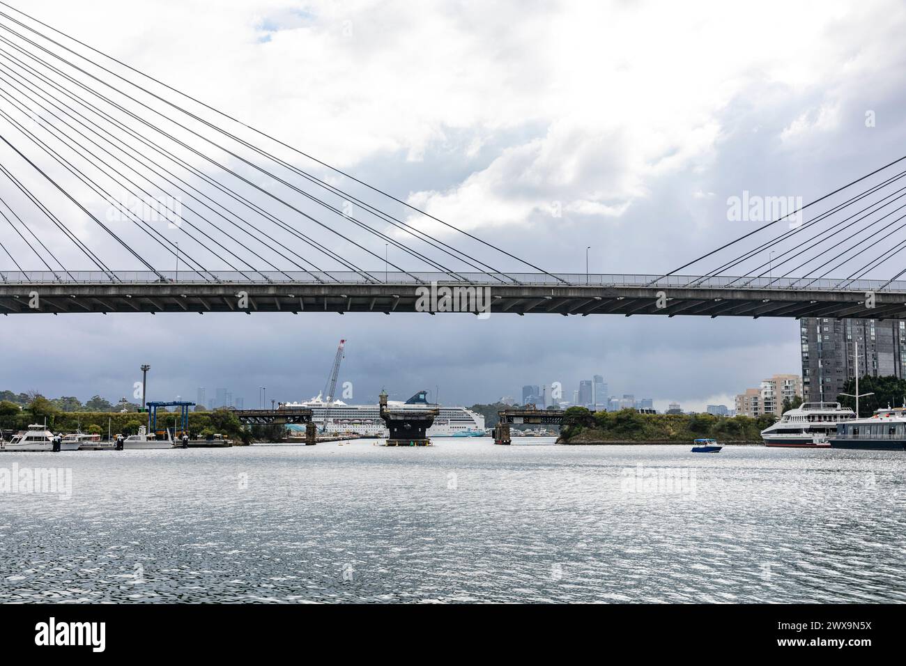 Das Kreuzfahrtschiff Norwegian Spirit liegt in Sydney am White Bay Cruise Terminal hinter der alten Glebe Island Bridge, NSW, Australien Stockfoto